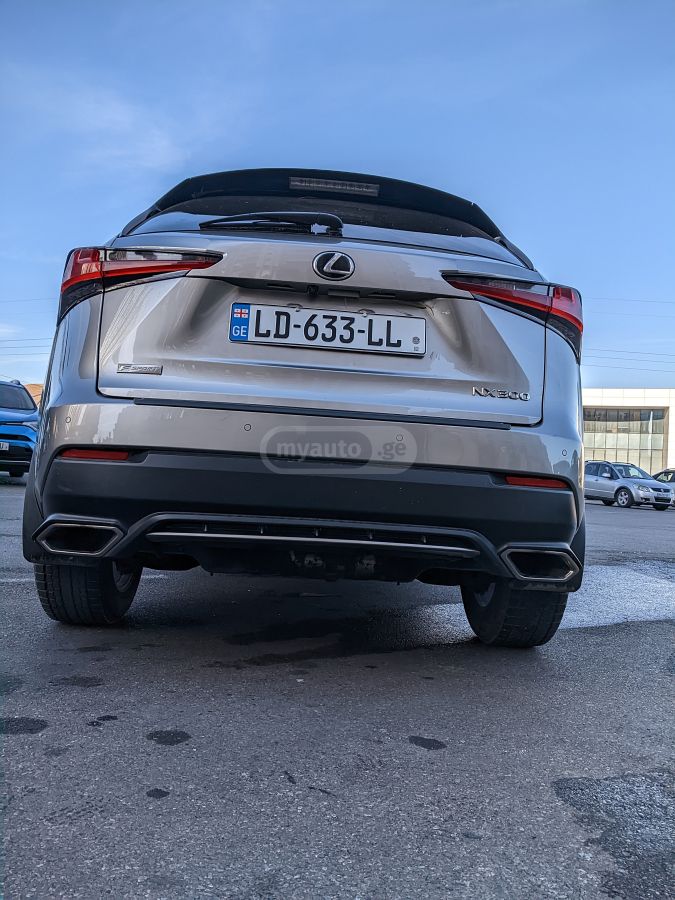 Lexus F SPORT 4dr All-Wheel Drive Au — миниатюра 9