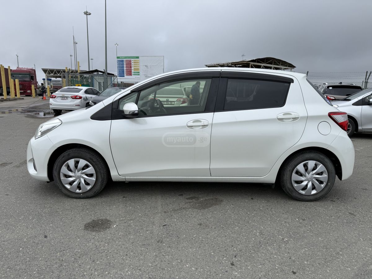 Toyota Vitz - фото 4