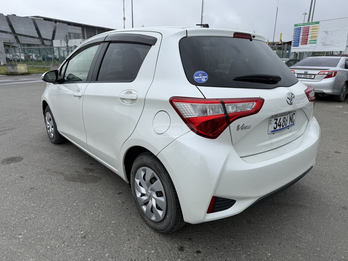 Toyota Vitz - фото 5