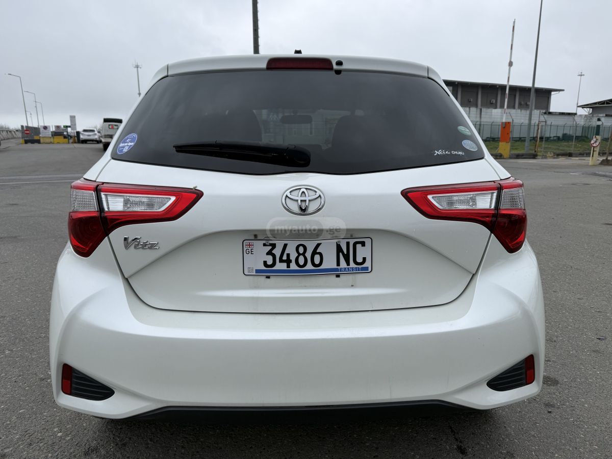 Toyota Vitz - фото 6
