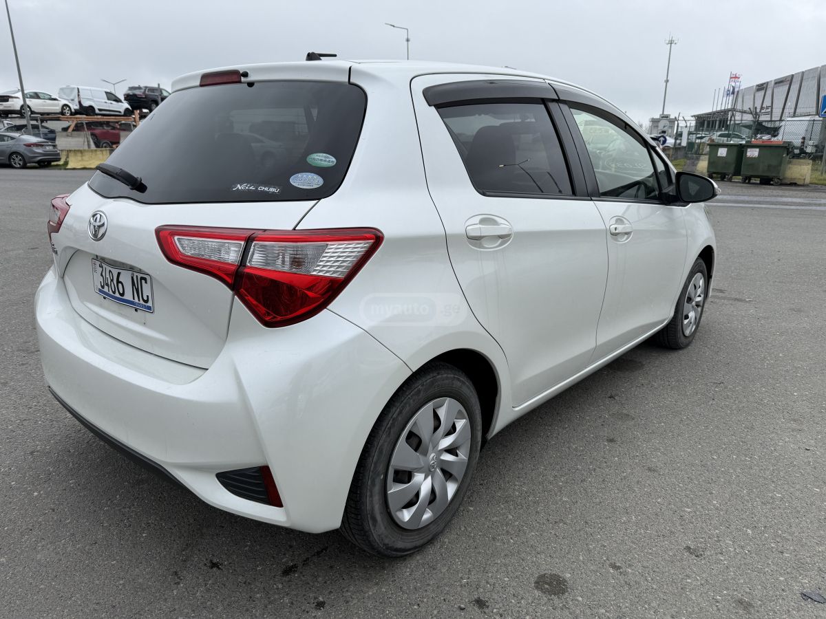 Toyota Vitz - фото 7