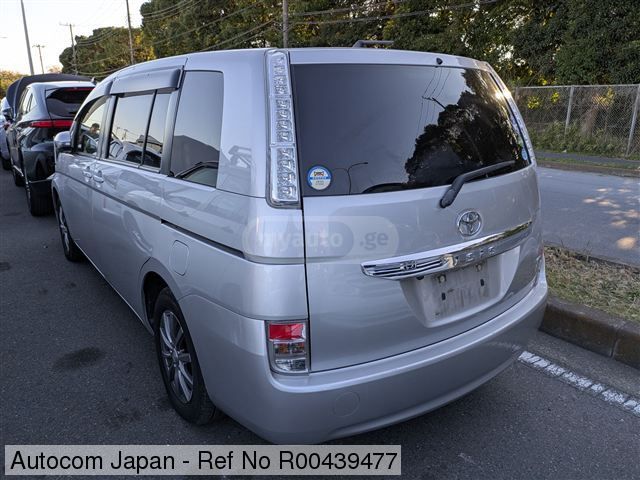 Toyota Isis - фото 1