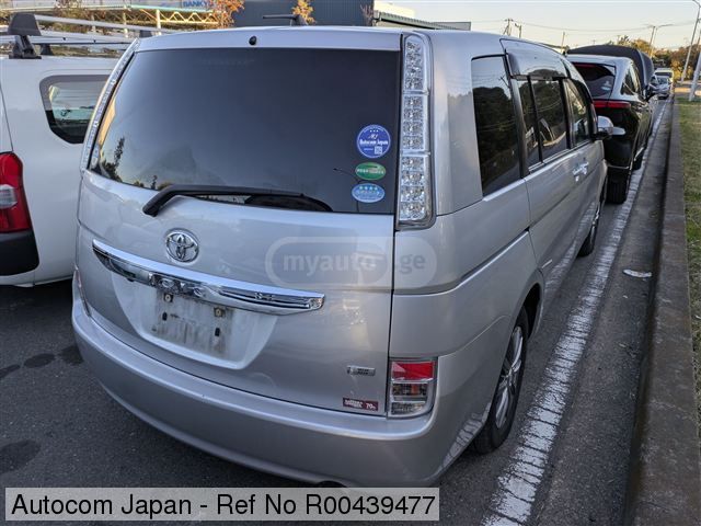 Toyota Isis - фото 4