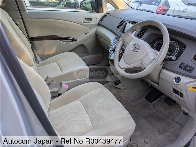 Toyota Isis - фото 6