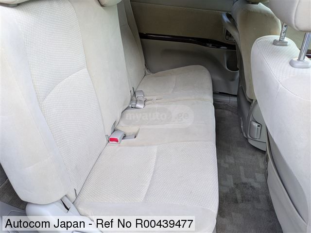 Toyota Isis - фото 7