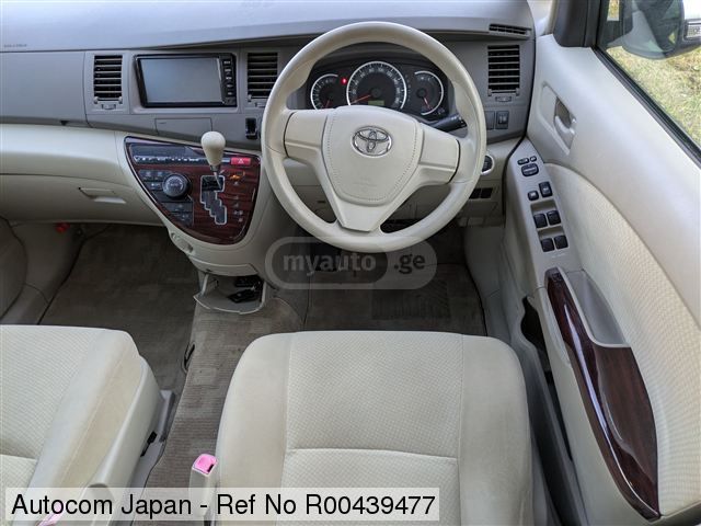 Toyota Isis - фото 8