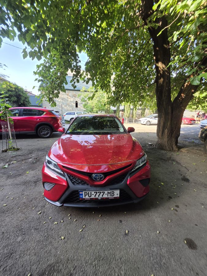 Toyota Camry - фото 1
