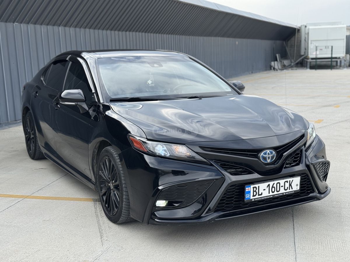 Toyota Camry - фото 1