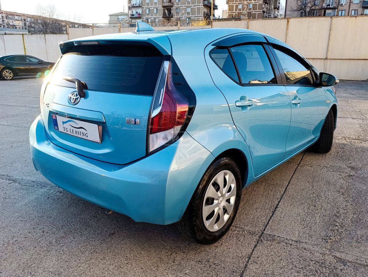 Toyota Prius C - фото 4