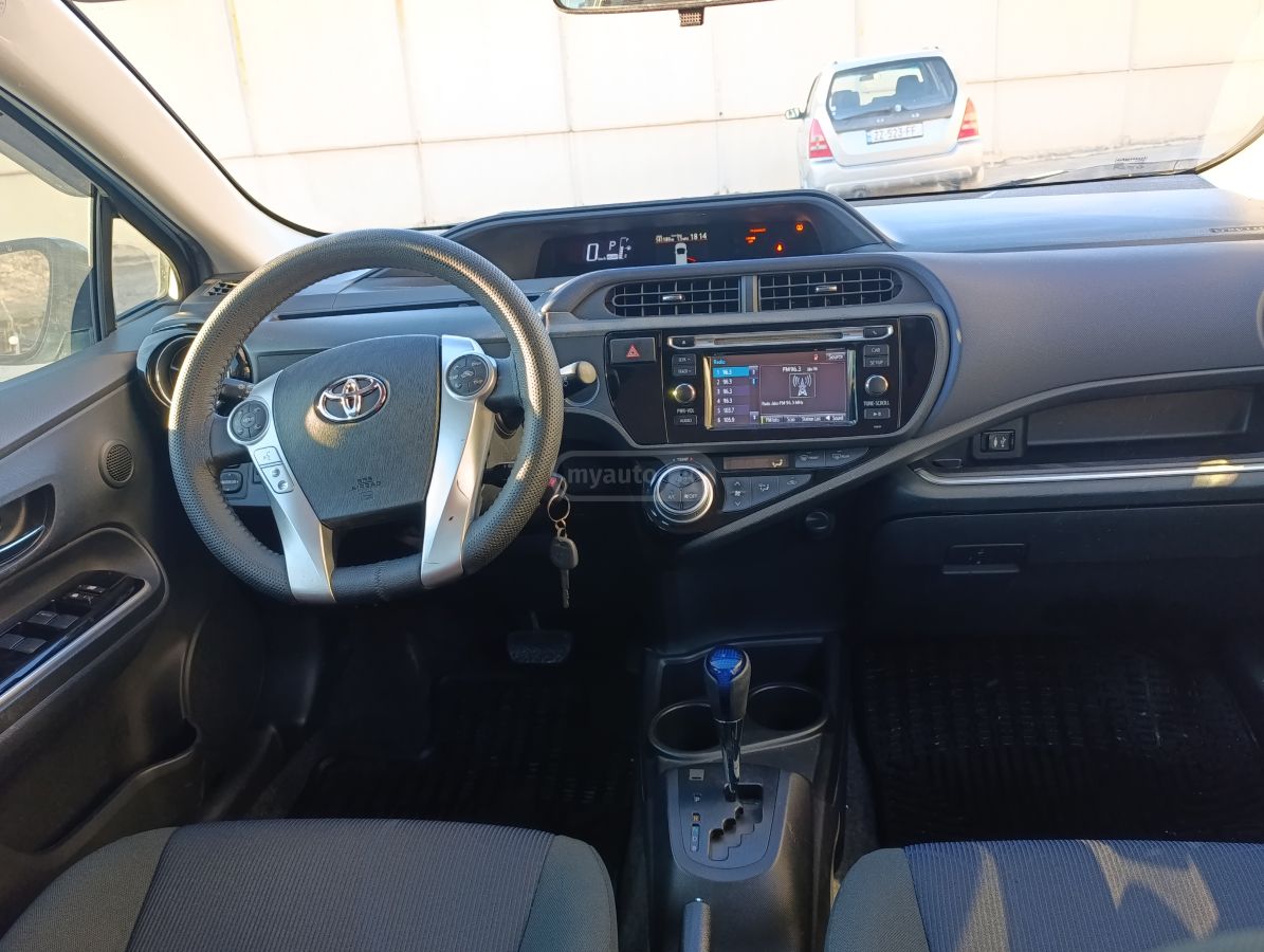 Toyota Prius C - фото 6