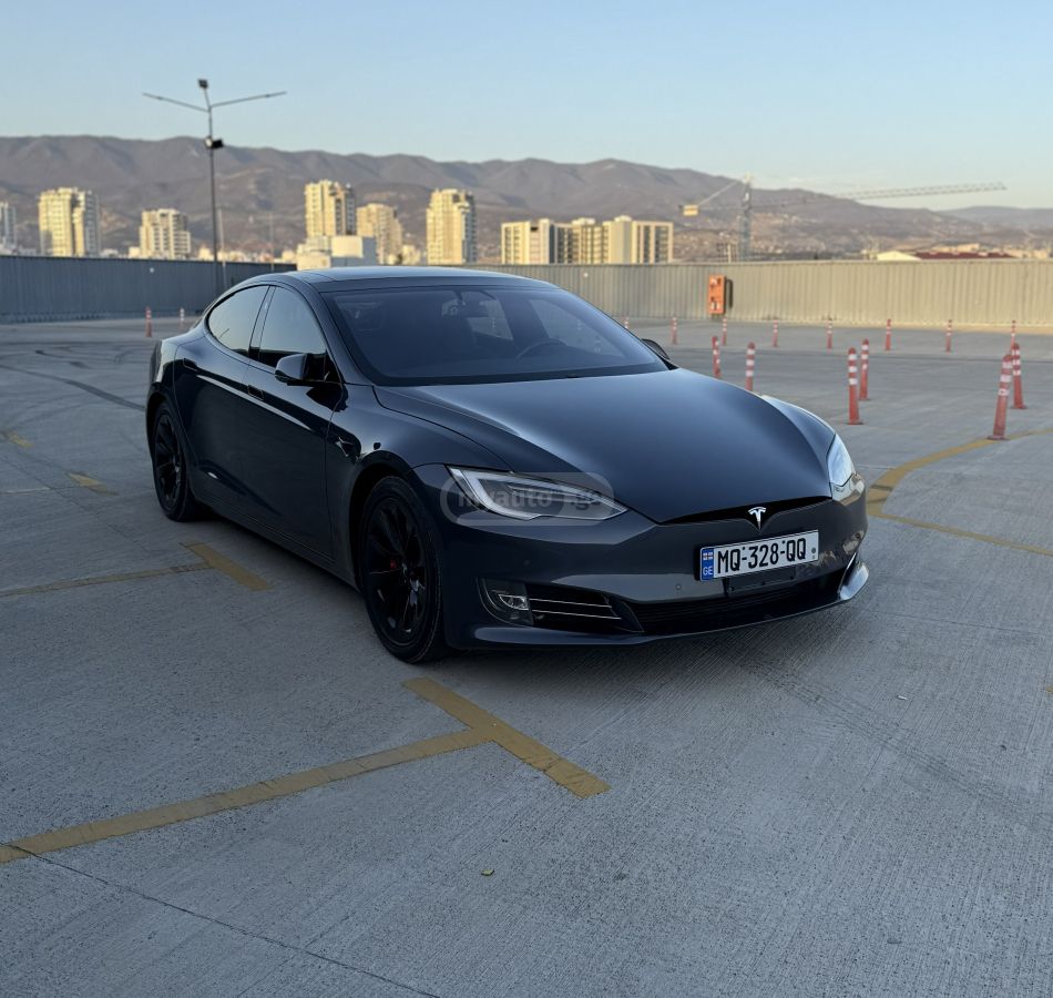 Tesla Model S - фото 1