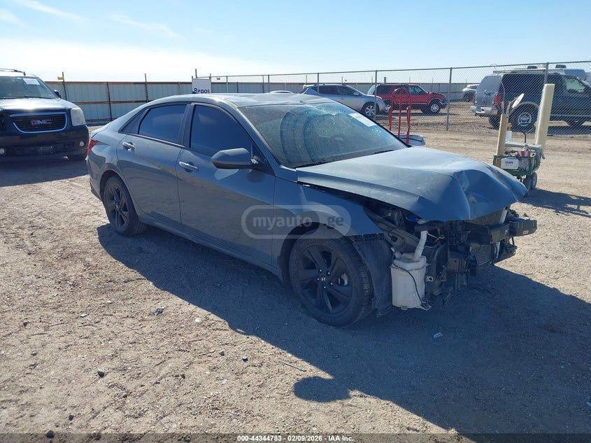 Hyundai Elantra - фото 1