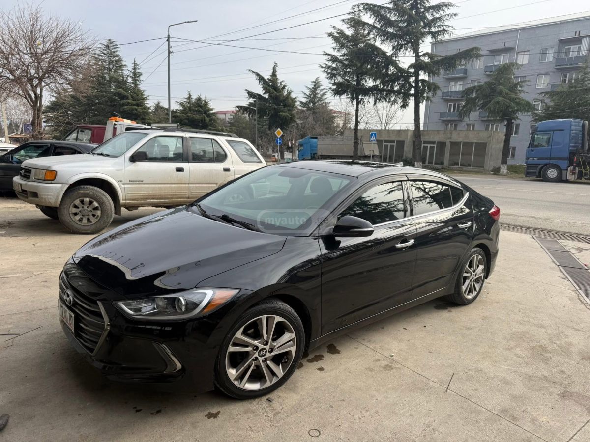 Hyundai Elantra - фото 1