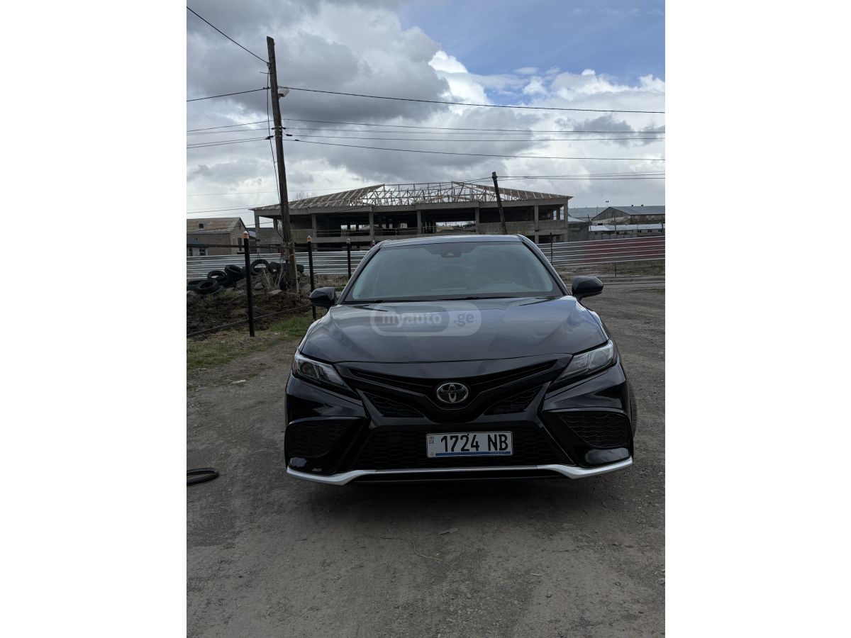 Toyota Camry - фото 1