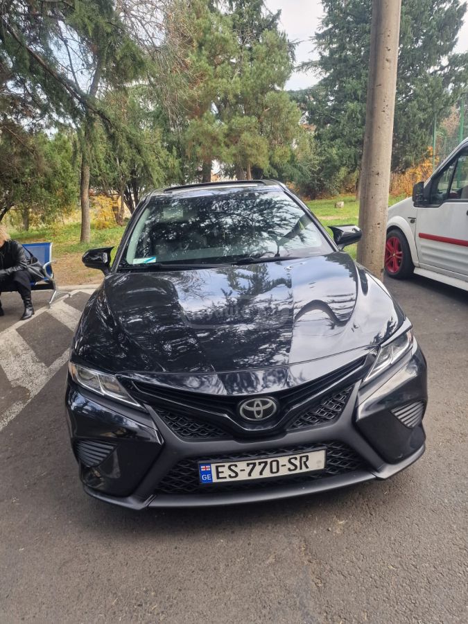 Toyota Camry - фото 1