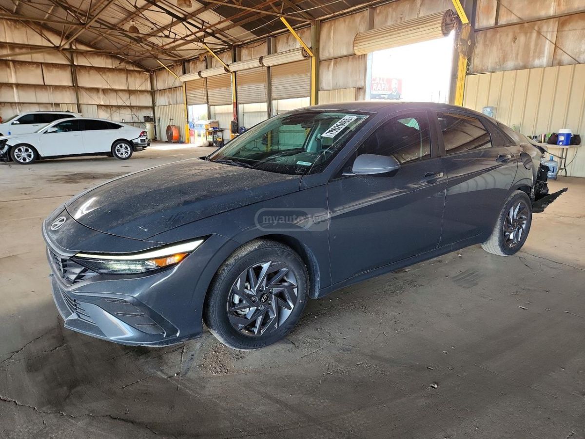 Hyundai Elantra - фото 1