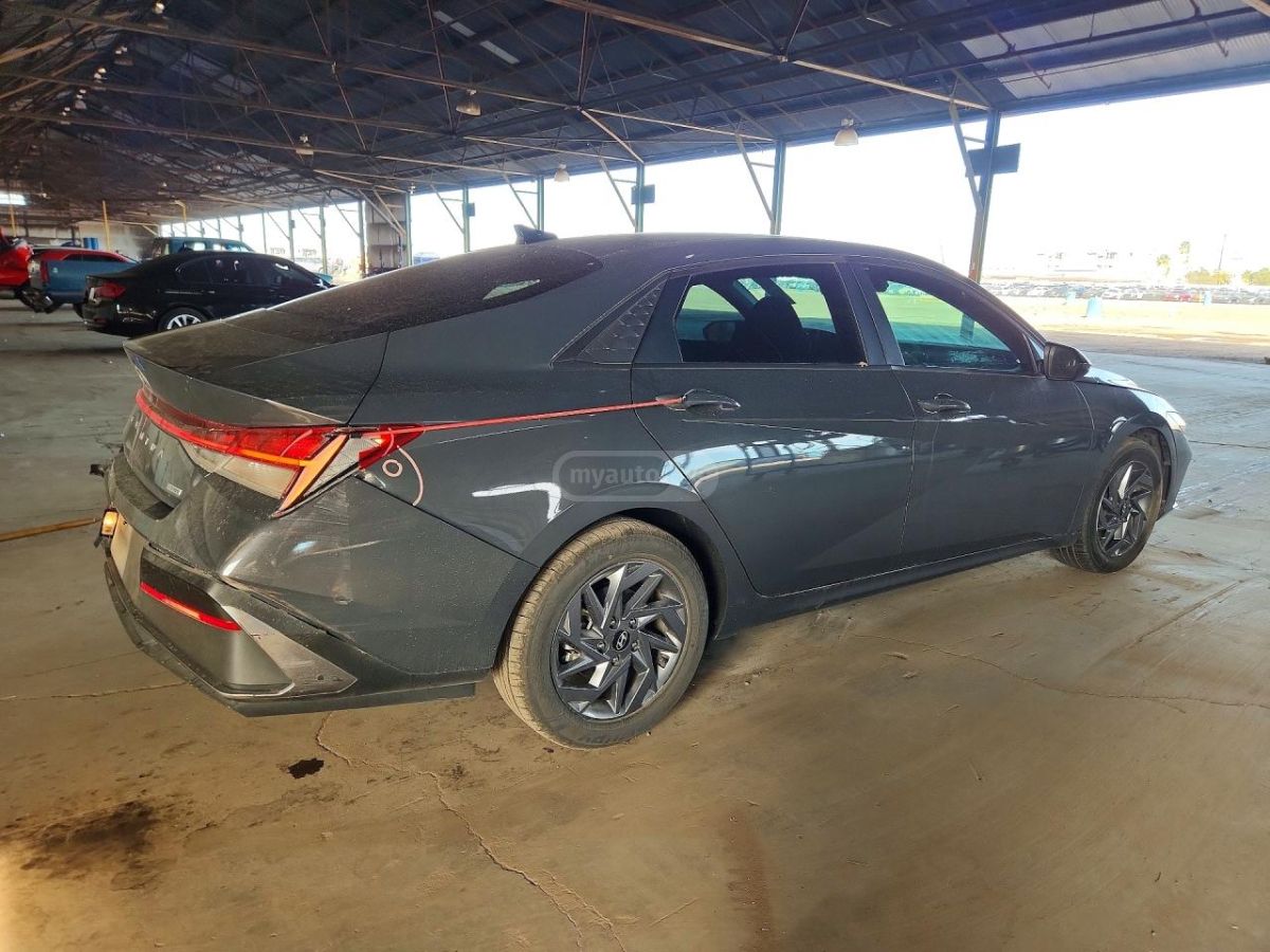 Hyundai Elantra - фото 3