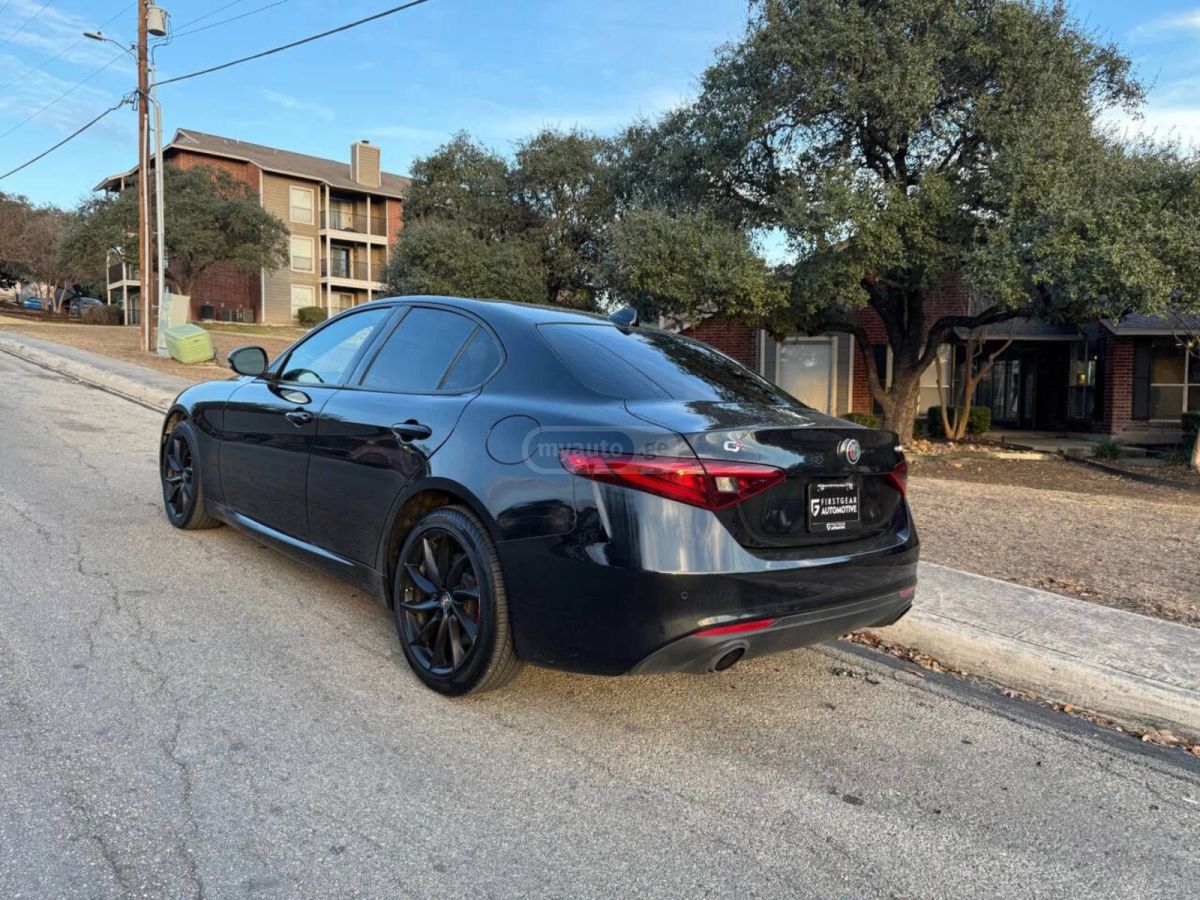 Alfa Romeo Giulia 2023 — миниатюра 4