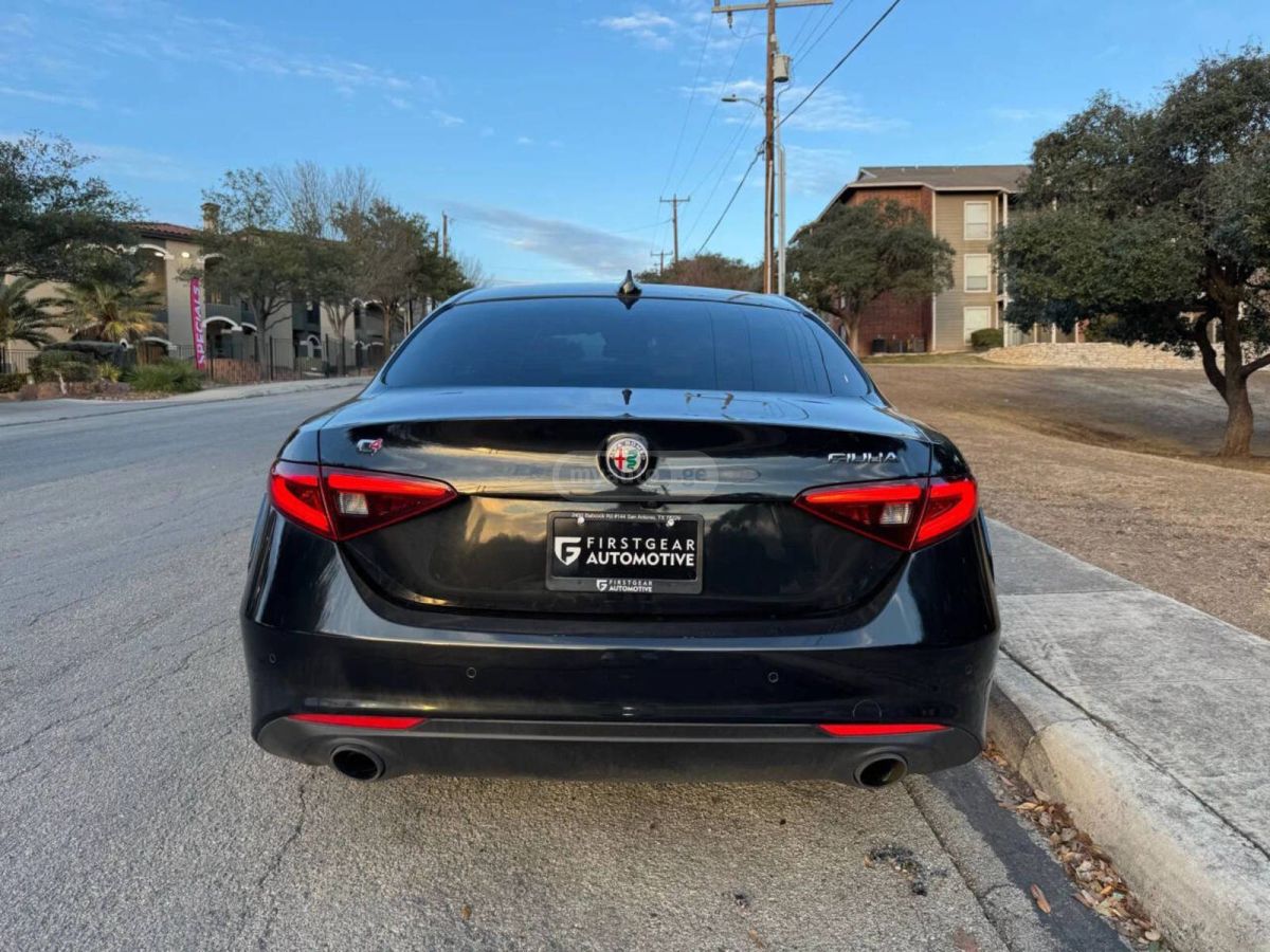 Alfa Romeo Giulia 2023 — миниатюра 5