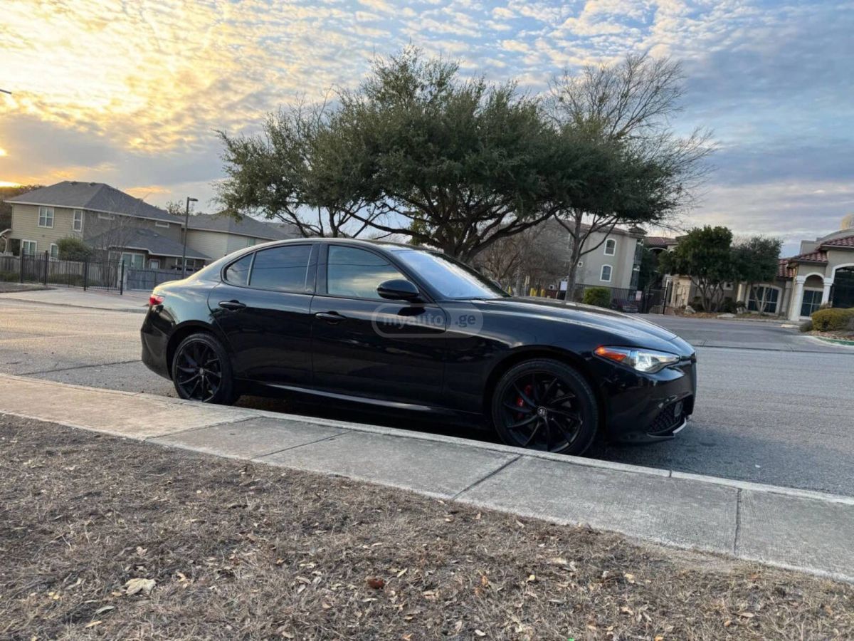 Alfa Romeo Giulia 2023 — миниатюра 7