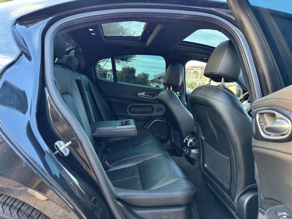 Alfa Romeo Giulia 2023 — миниатюра 8