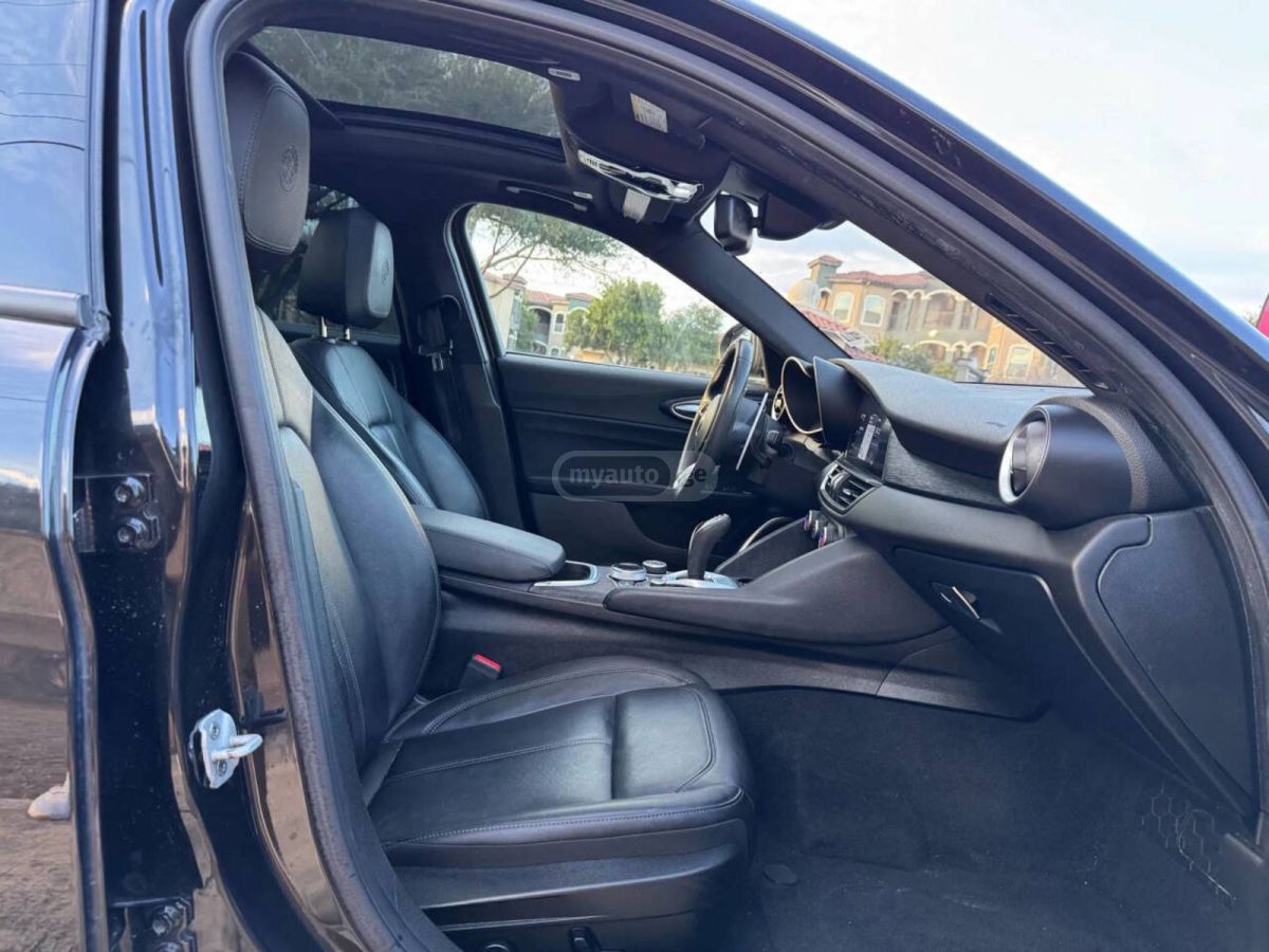 Alfa Romeo Giulia 2023 — миниатюра 9