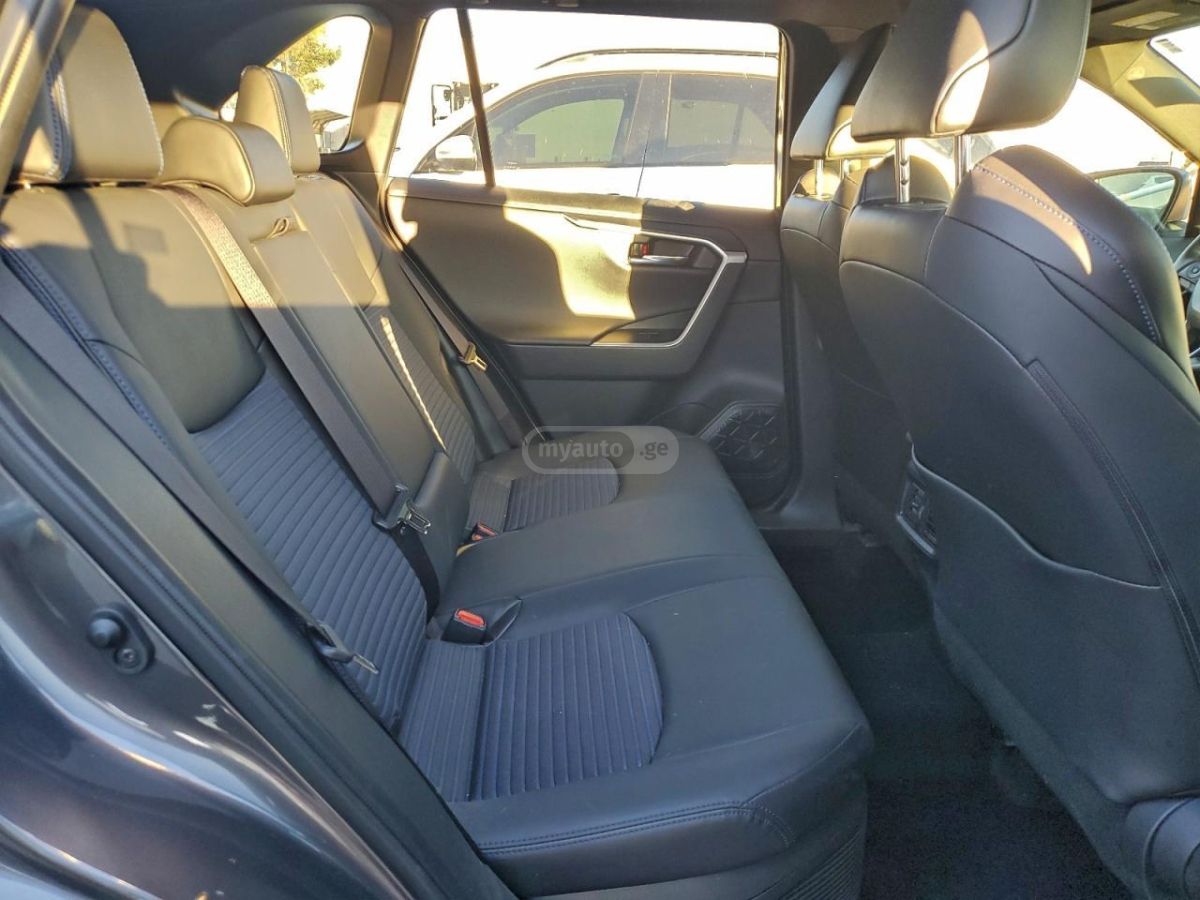 Toyota XSE 4dr All-Wheel Drive CVT — миниатюра 10