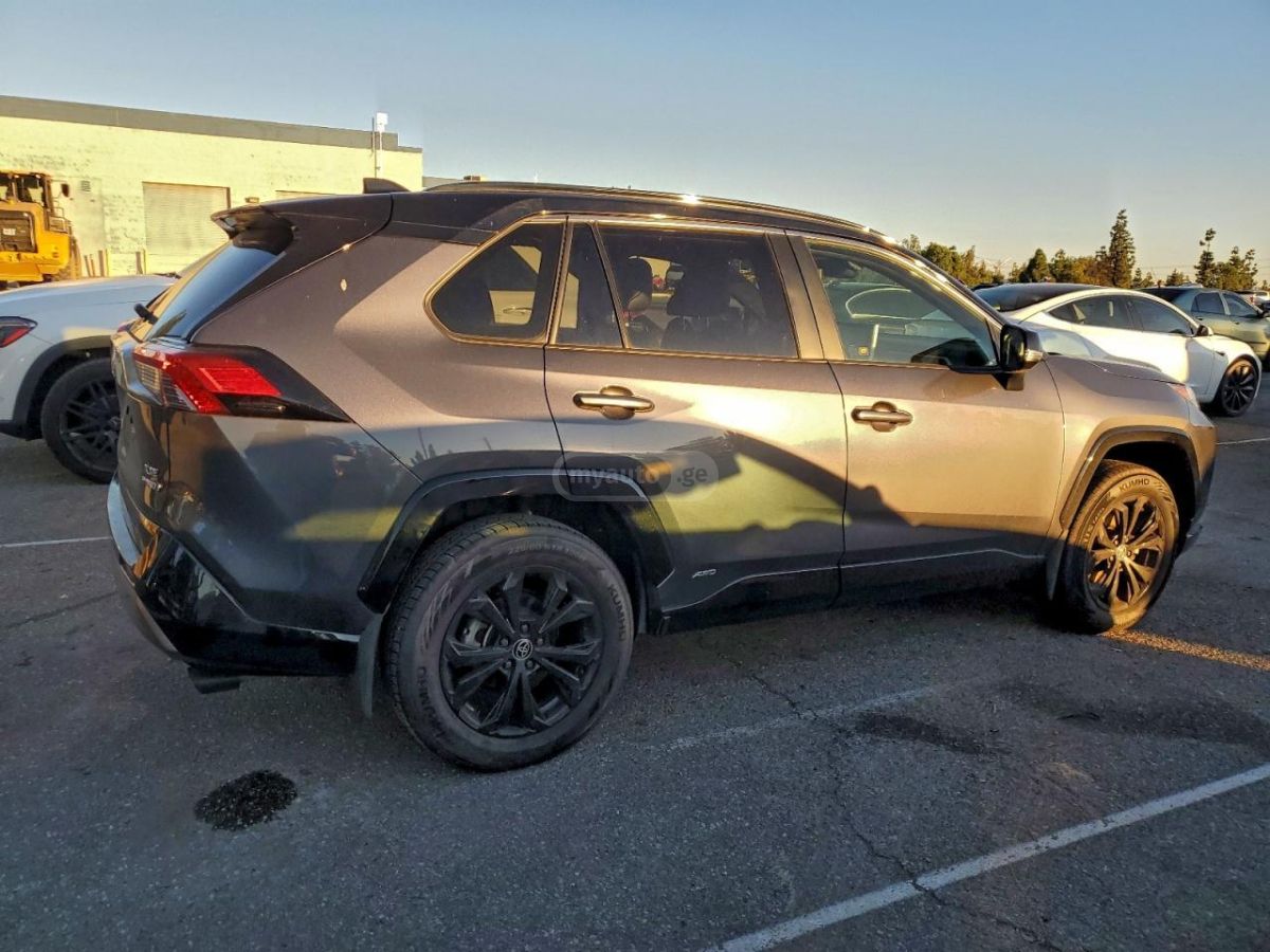 Toyota XSE 4dr All-Wheel Drive CVT — миниатюра 3