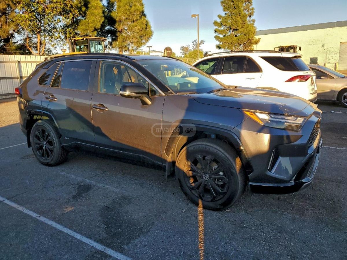 Toyota XSE 4dr All-Wheel Drive CVT — миниатюра 4