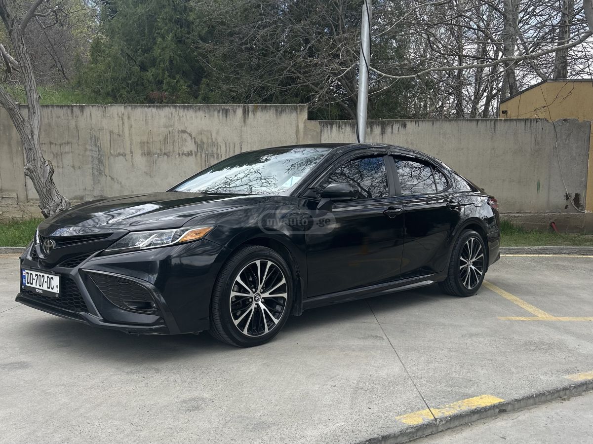 Toyota Camry - фото 1