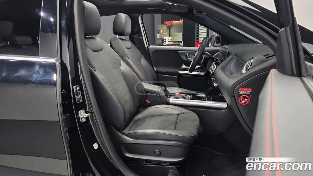 Mercedes-Benz GLA 45 AMG 2024 — миниатюра 11