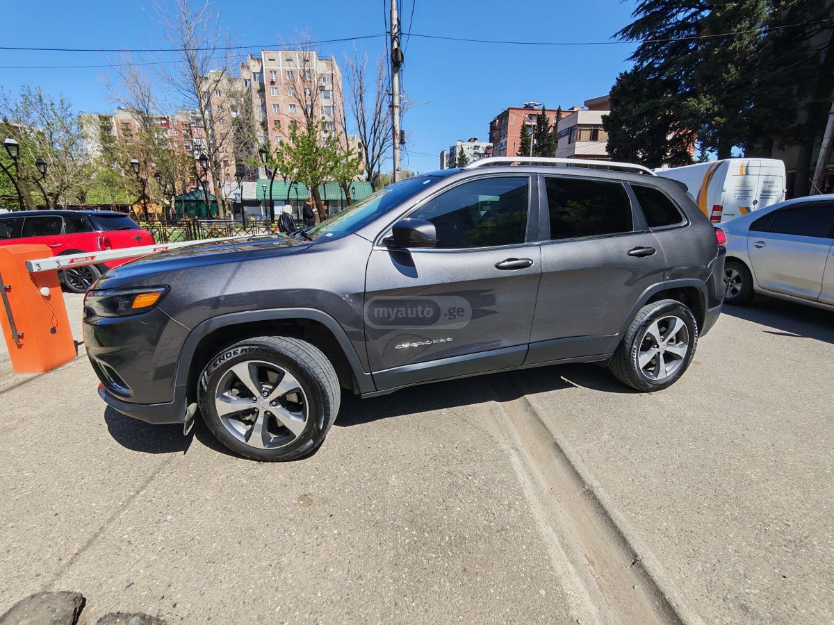 Jeep Cherokee - фото 3