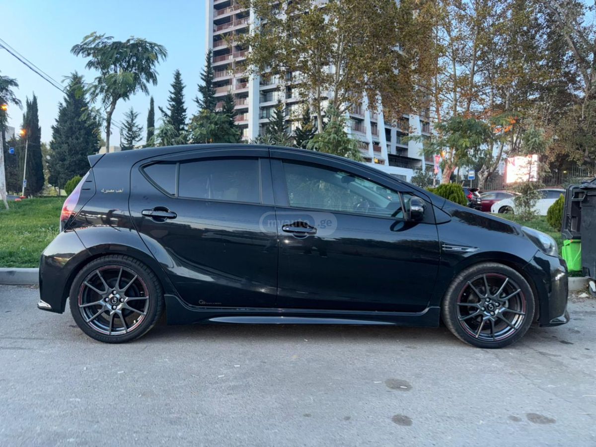 Toyota Aqua - фото 3