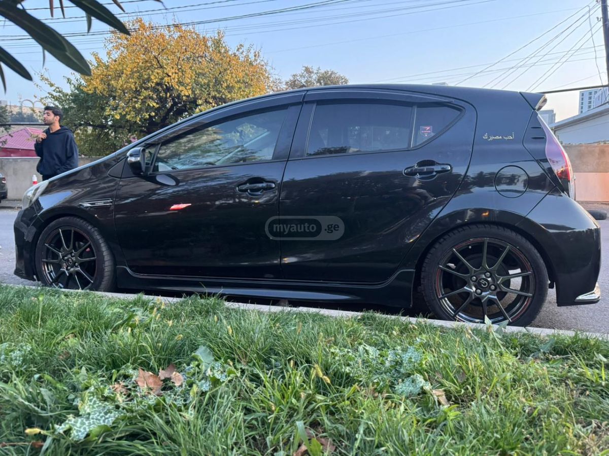 Toyota Aqua - фото 6