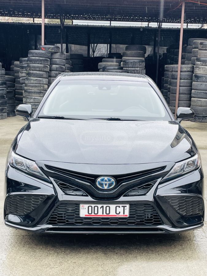 Toyota Camry - фото 1