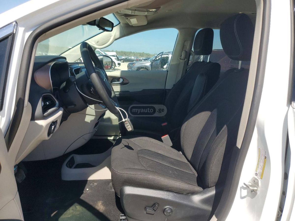 Chrysler Voyager 2024 — миниатюра 7