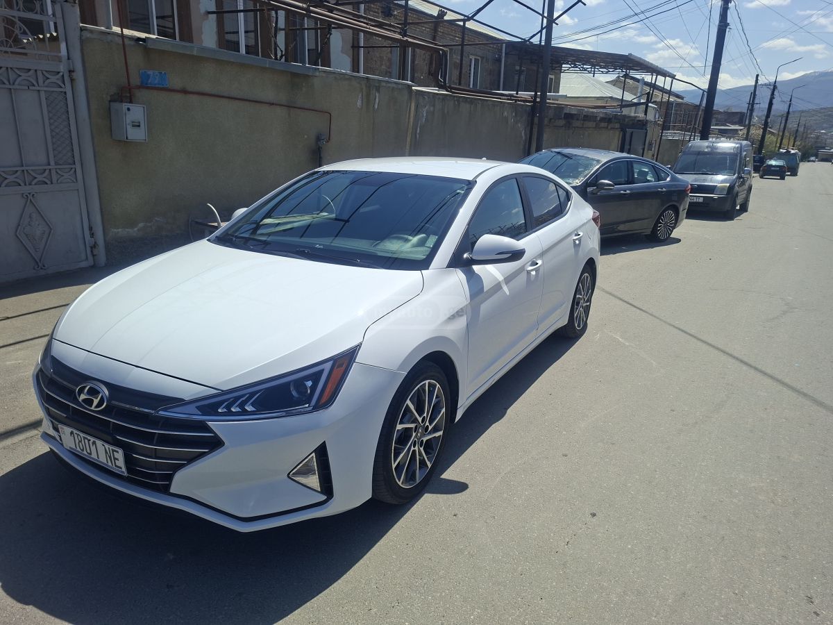 Hyundai Elantra - фото 1