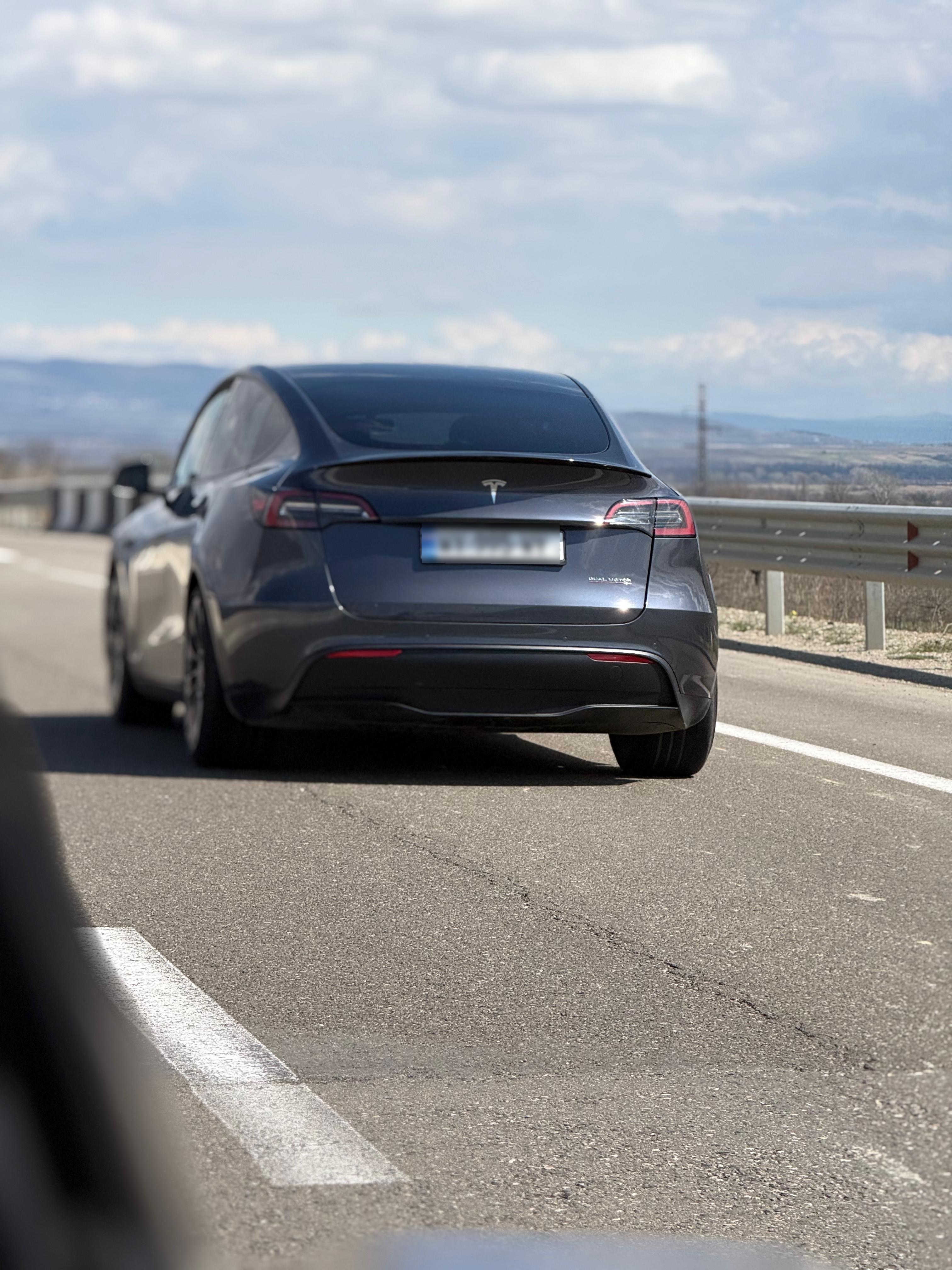 Tesla Model Y - фото 1