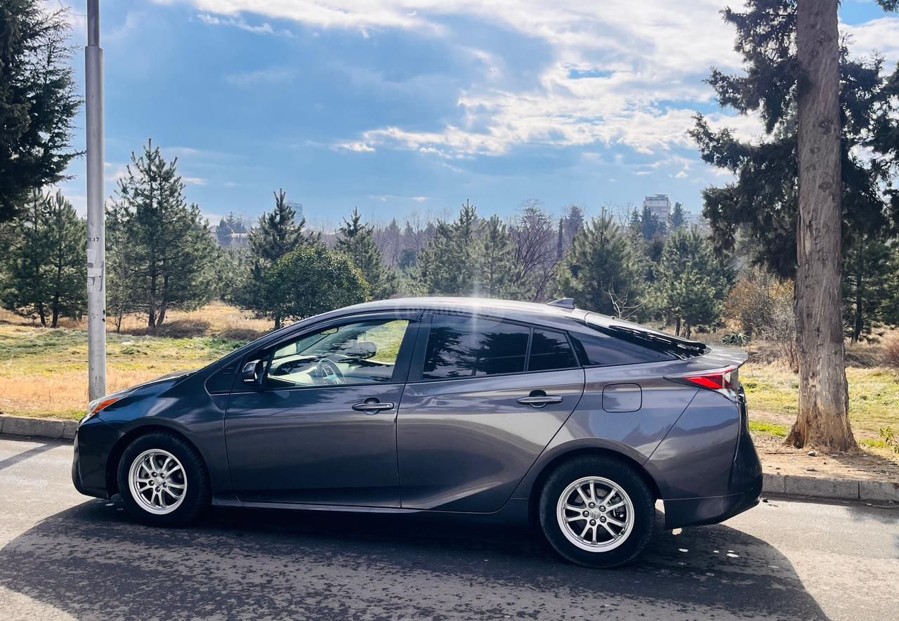 Toyota Prius - фото 1