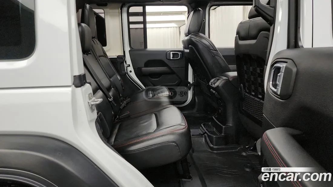 Jeep Wrangler - фото 12