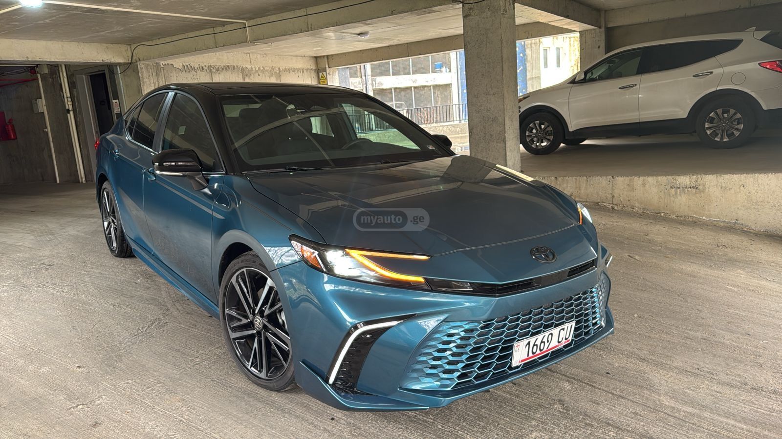 Toyota Camry - фото 1