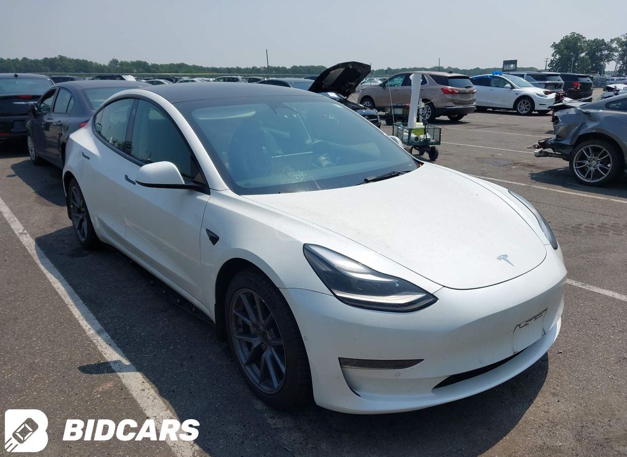 Tesla Model 3 - фото 1