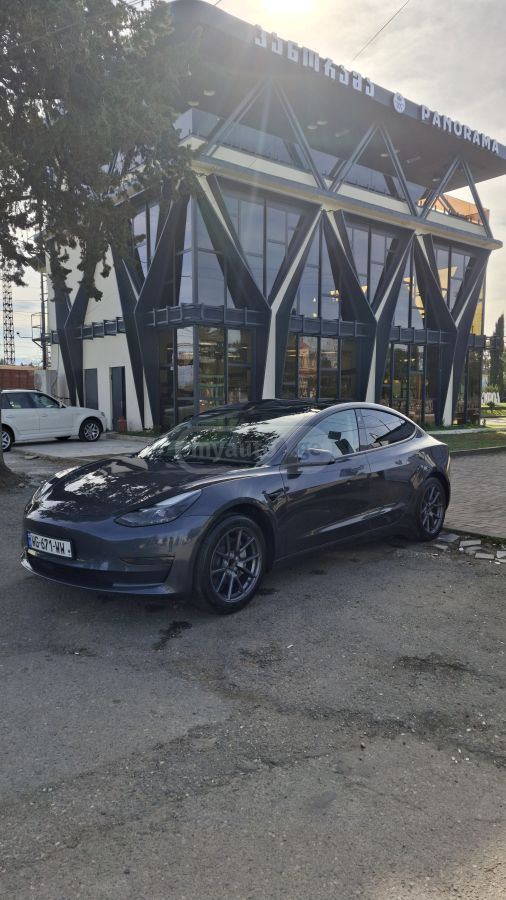 Tesla Model 3 - фото 1