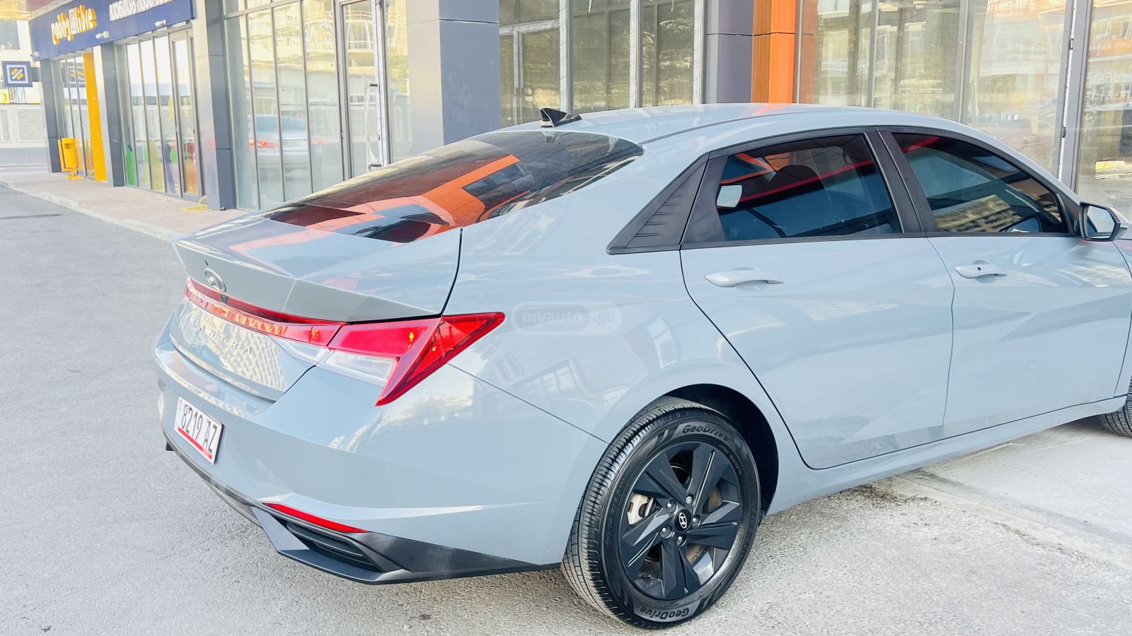 Hyundai Elantra - фото 1