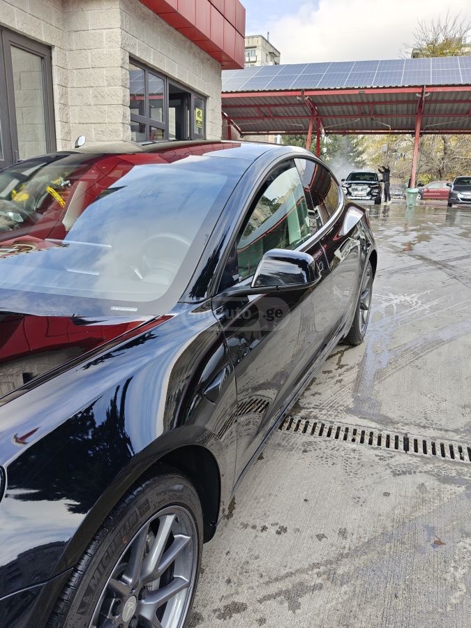 Tesla Model 3 - фото 1