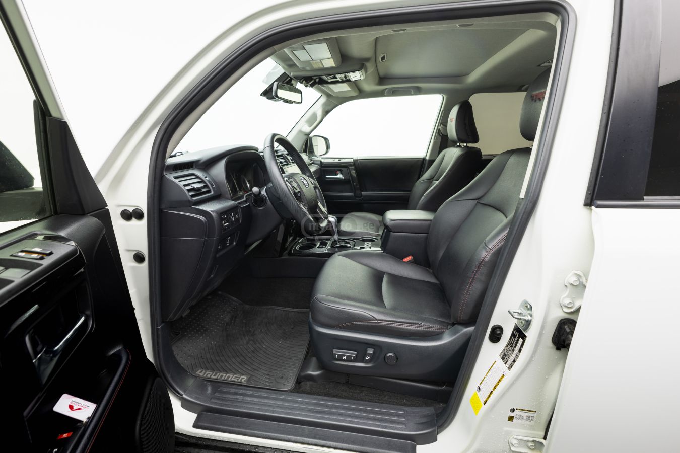 Toyota TRD Off Road Premium 4dr 4x4 A — миниатюра 11