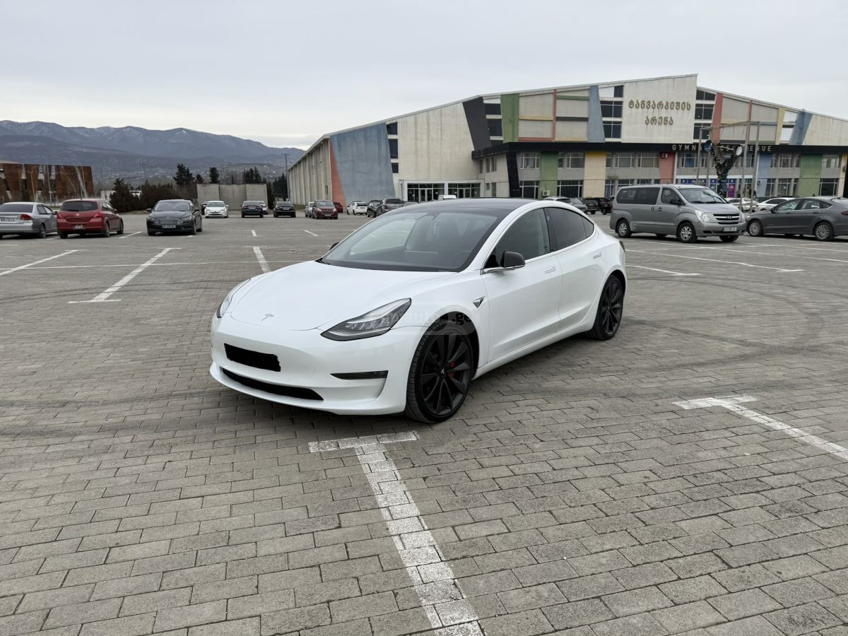 Tesla Model 3 - фото 1