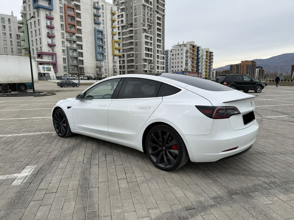 Tesla Model 3 - фото 4