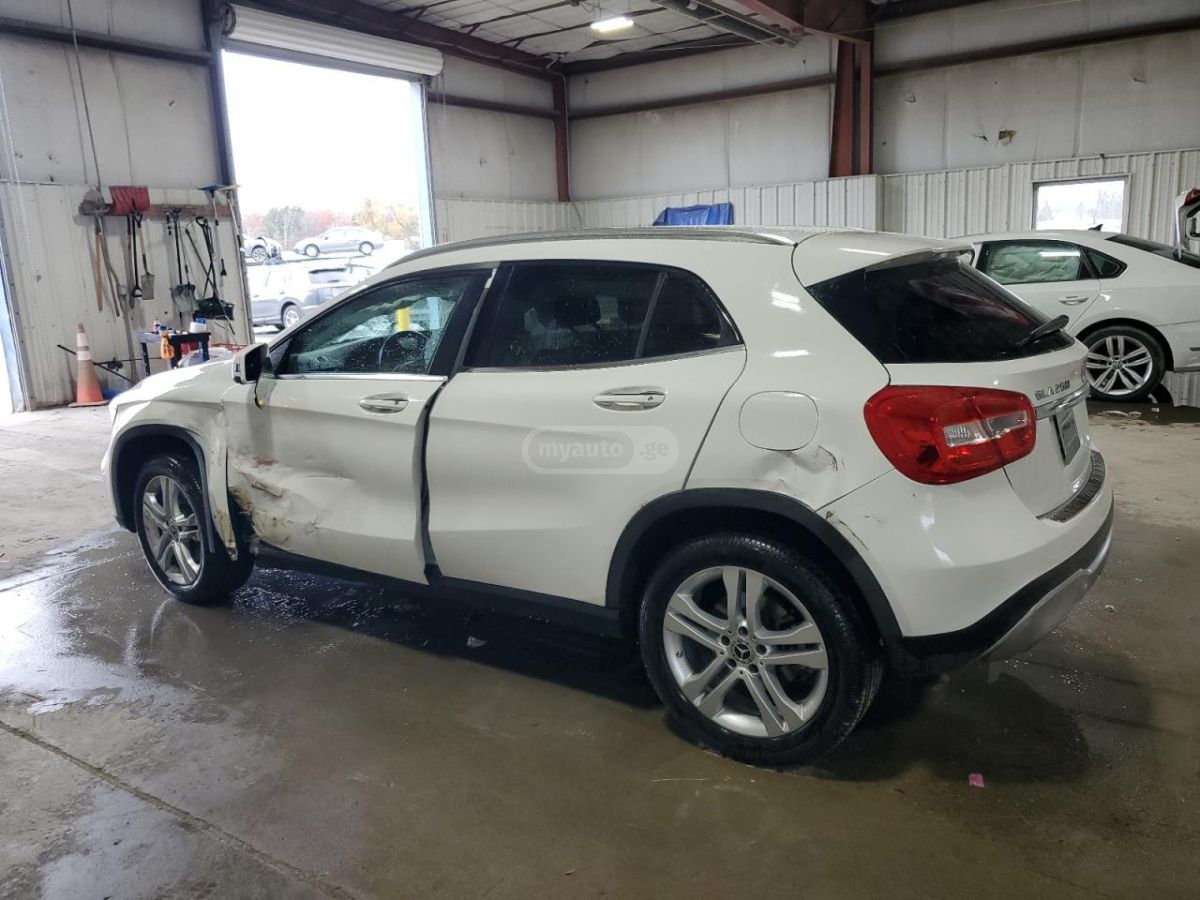 Mercedes-Benz Base GLA 250 4dr All-Wheel Dri — миниатюра 2