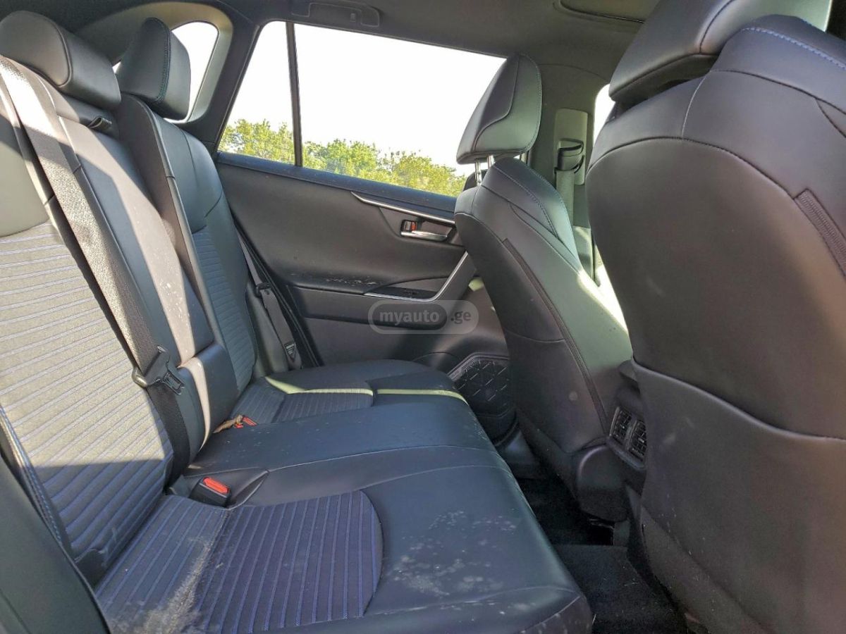 Toyota XSE 4dr All-Wheel Drive CVT — миниатюра 10